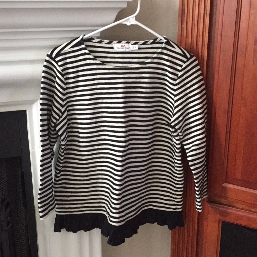 Vineyard Vines 3/4 sleeve ruffled bottom top.